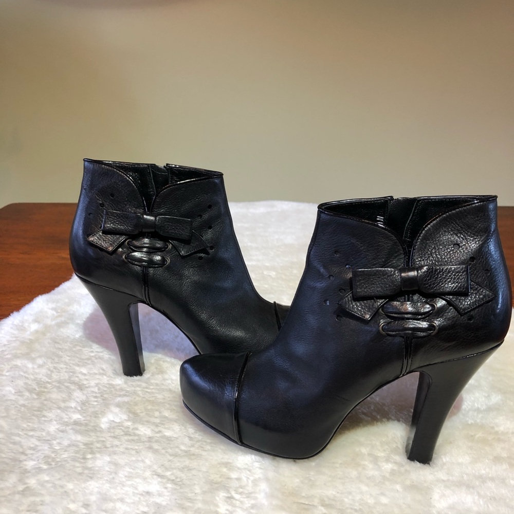 Like new black ankle booties